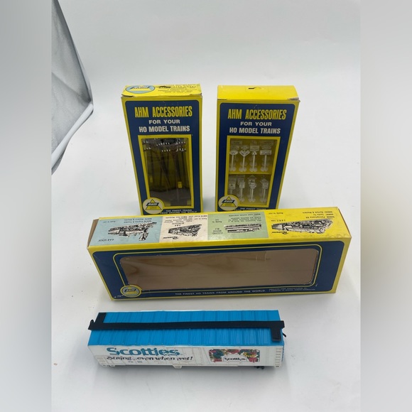 AHM Scotties Toilet Paper HO Train Car Mechanical Reefer with accessories bundle - Picture 2 of 12